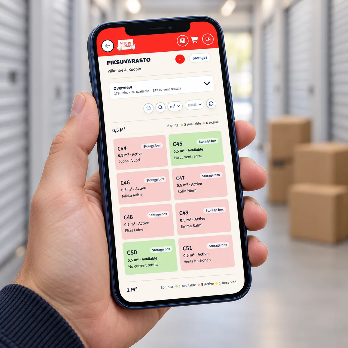 En handhållen telefon visar Easy Storages hanteringskort i en illustrativ lagerkorridor.