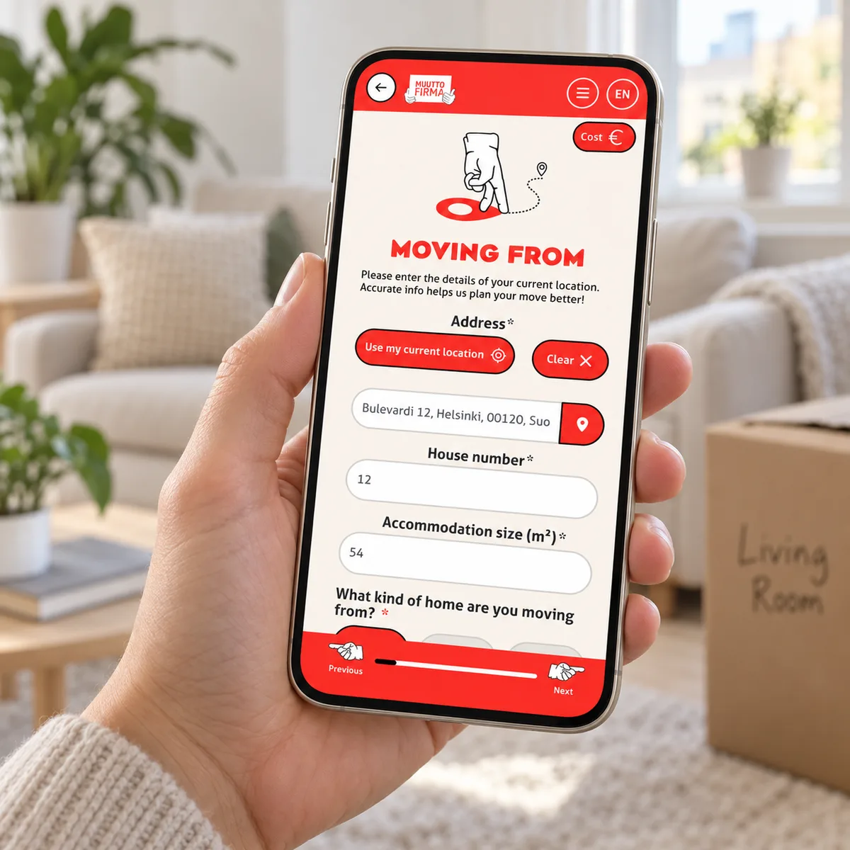 En hand håller en titanfärgad telefon med EasyMoves aktuella flyttadressformulär i ett ljust rum. Illustrativ bildkomposition.