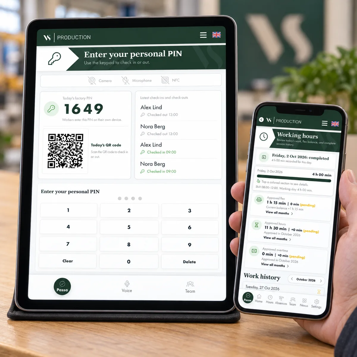 PassaBox på en liten surfplatta med QR-kod, komplett PIN-knappsats och senaste stämplingar, bredvid medarbetarens arbetstider på en telefon. Illustrationsbild med demodata.